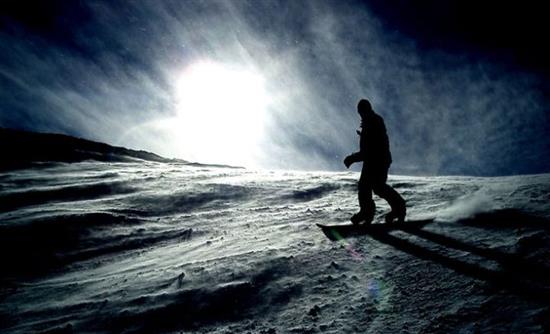 Η μαγική αίσθηση του σκι στο απόλυτο σκότος – ΒΙΝΤΕΟ