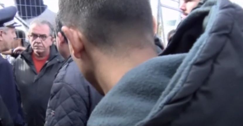 Οι πρόσφυγες δεν επιτρέπουν την είσοδο του Γιάννη Μουζάλα στο Ελληνικό – ΦΩΤΟ – ΤΩΡΑ