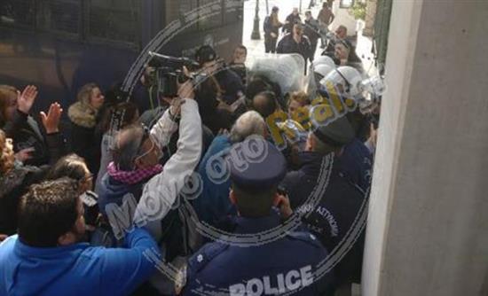 ΜΑΤ εμπόδισαν καθαρίστριες να φτάσουν στο Μαξίμου – ΦΩΤΟ