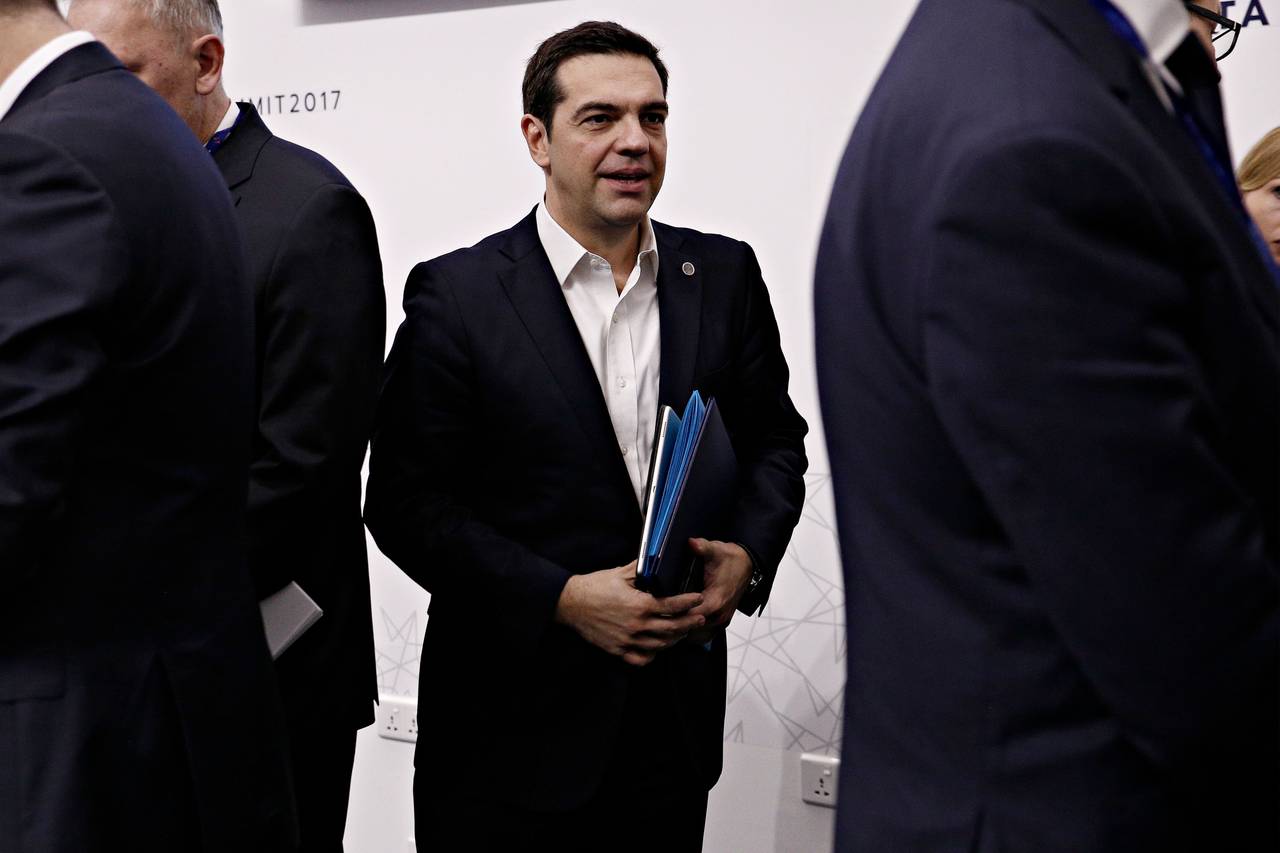 WSJ: Ο Τσίπρας «ζυγίζει» τις τρεις επιλογές του