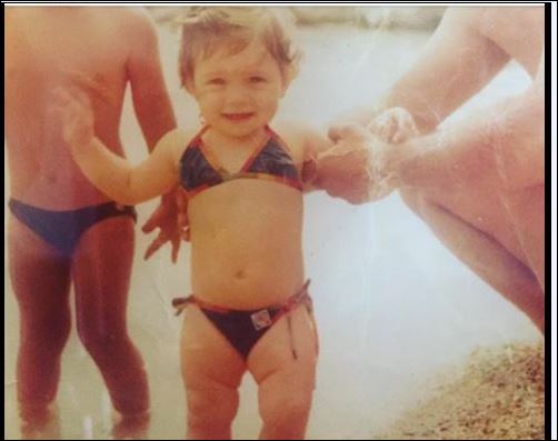 Αναγνωρίζετε το κοριτσάκι της φωτογραφίας; – Σήμερα είναι διάσημη παρουσιάστρια