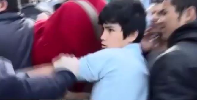 Αστυνομικός χτυπάει μετανάστη στο Ελληνικό – ΒΙΝΤΕΟ