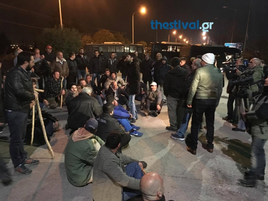 Ένταση ανάμεσα σε αγρότες και αστυνομία στο αεροδρόμιο “Μακεδονία” – ΒΙΝΤΕΟ