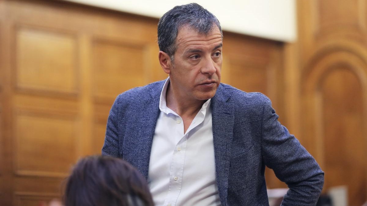 Θεοδωράκης: «Το τέλος της λογικής» οι κατασχέσεις για 1,6 εκ. Έλληνες