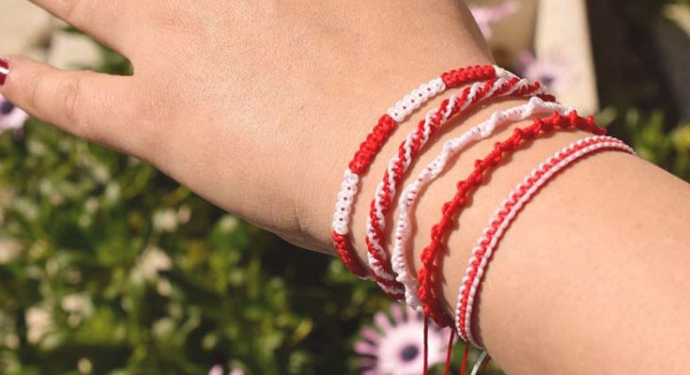 Γιατί φοράμε βραχιολάκι με κόκκινη και άσπρη κλωστή την 1η Μαρτίου