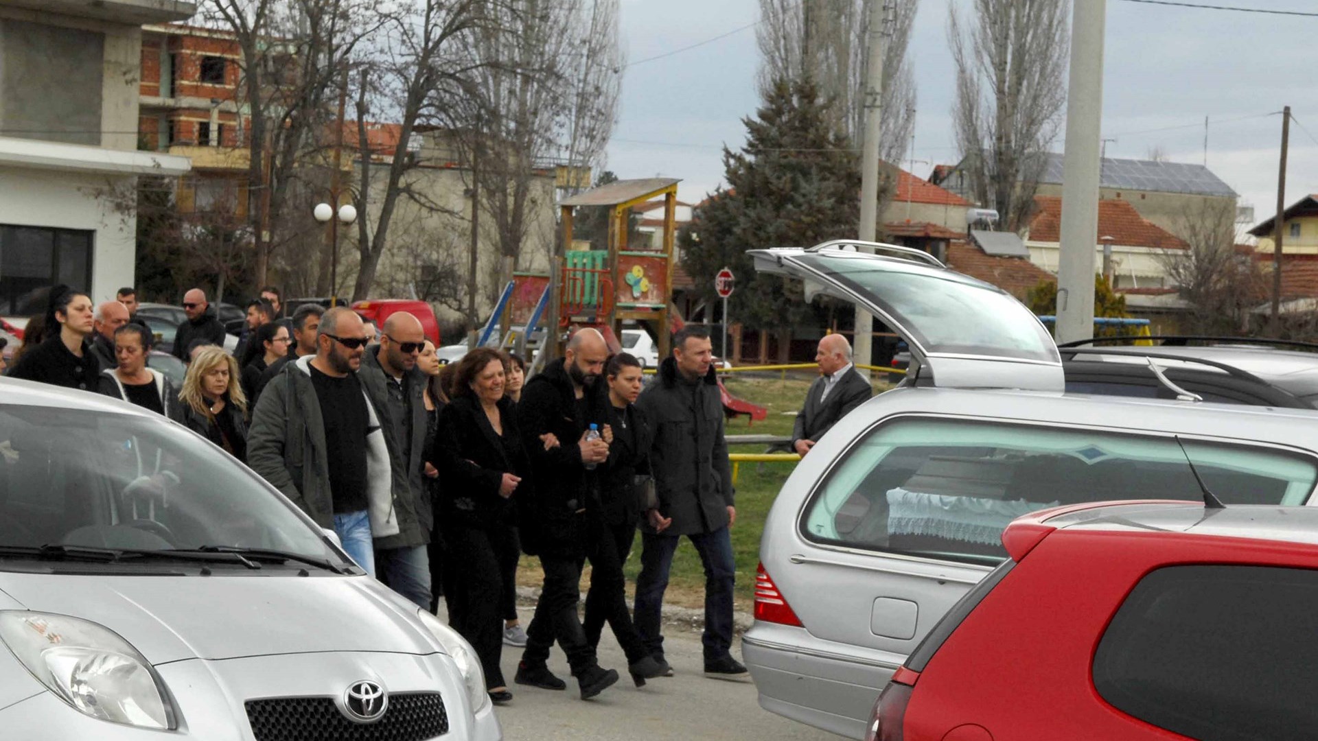 Σε κλίμα βαθιάς οδύνης η κηδεία της 33χρονης και του γιου της που σκοτώθηκαν στο τραγικό δυστύχημα – ΒΙΝΤΕΟ – ΦΩΤΟ