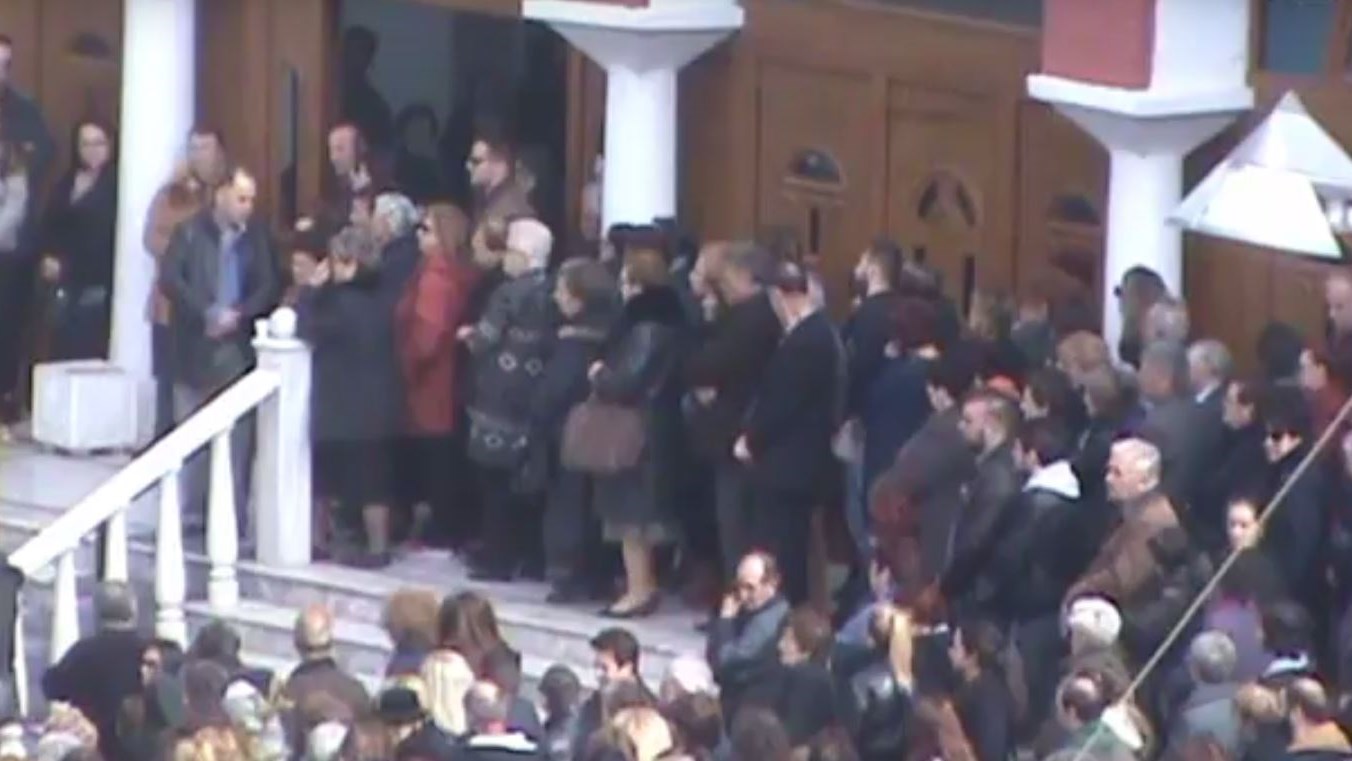 Ράγισαν καρδιές στην Πτολεμαΐδα – Νέο ΒΙΝΤΕΟ από το τελευταίο αντίο στη μητέρα και το 3χρονο αγόρι