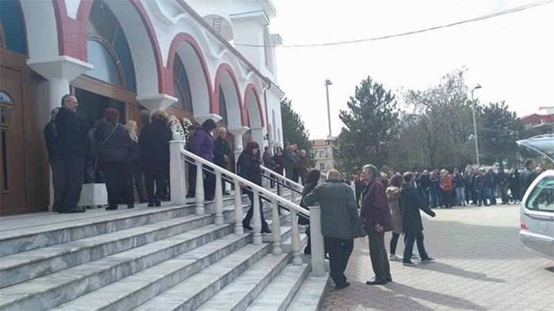 Σπαραγμός στην κηδεία της 33χρονης και του 3χρονου γιου της στην Πτολεμαϊδα – ΦΩΤΟ