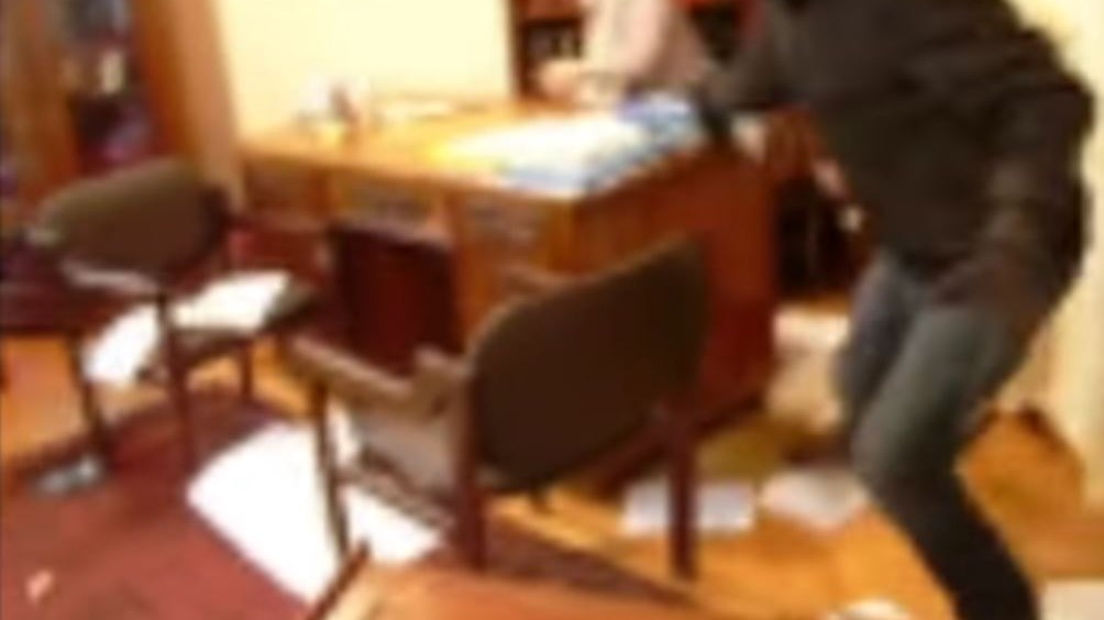 Η εισβολή του Ρουβίκωνα σε συμβολαιογραφικό γραφείο – ΒΙΝΤΕΟ