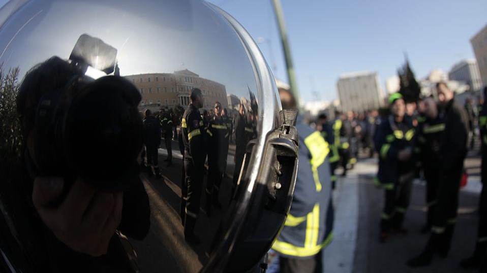 Νέα συγκέντρωση των πυροσβεστών 5ετίας έξω από τη Βουλή – ΤΩΡΑ