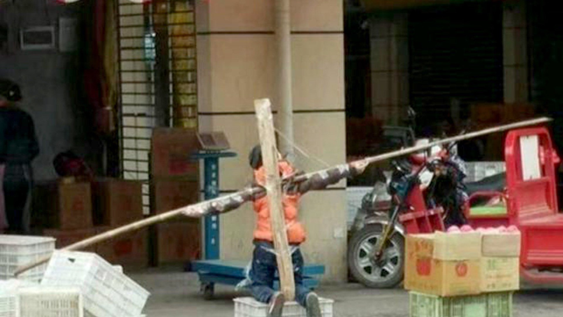 Σοκάρει φωτογραφία από την Κίνα: Σταύρωσε τον γιο του επειδή… δεν είχε διαβάσει