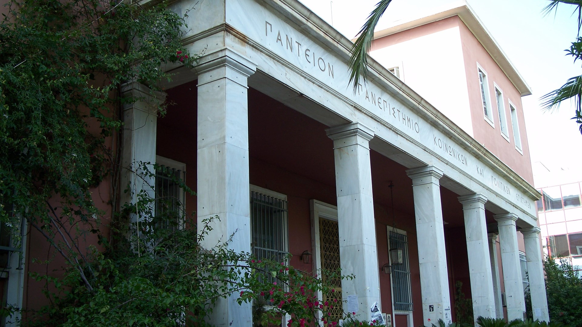 Επίθεση αγνώστων σε διμοιρία των ΜΑΤ στο Πάντειο