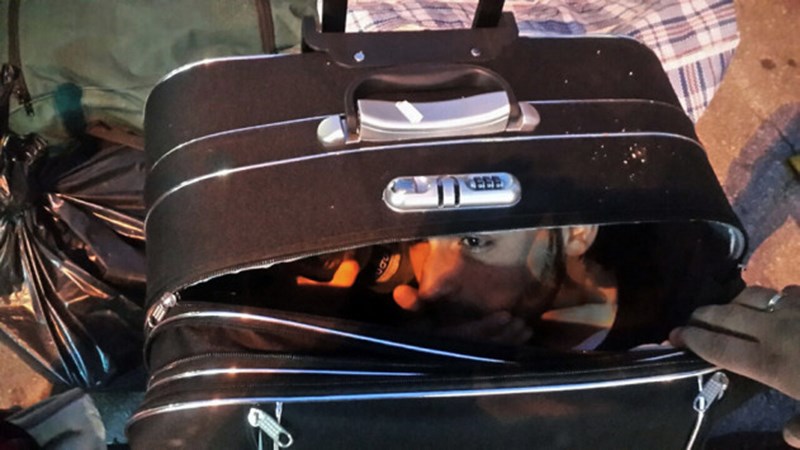 Πρόσφυγας έκρυψε τον 23χρονο γιο της σε βαλίτσα για να τον φέρει από τη Λέσβο στον Πειραιά – ΦΩΤΟ