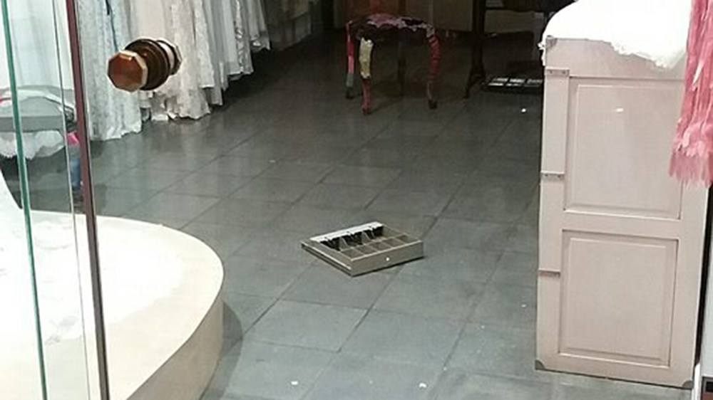 Δείτε τι σκέφτηκαν καταστηματάρχες στην Καλλιθέα για να αποτρέψουν τους επίδοξους διαρρήκτες – ΦΩΤΟ