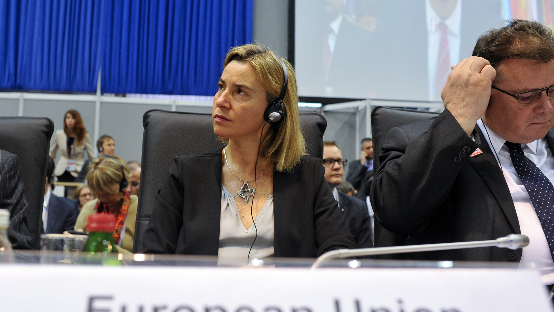 Άκαρπες οι διαβουλεύσεις Μογκερίνι στα Σκόπια – Πολιτικό αδιέξοδο