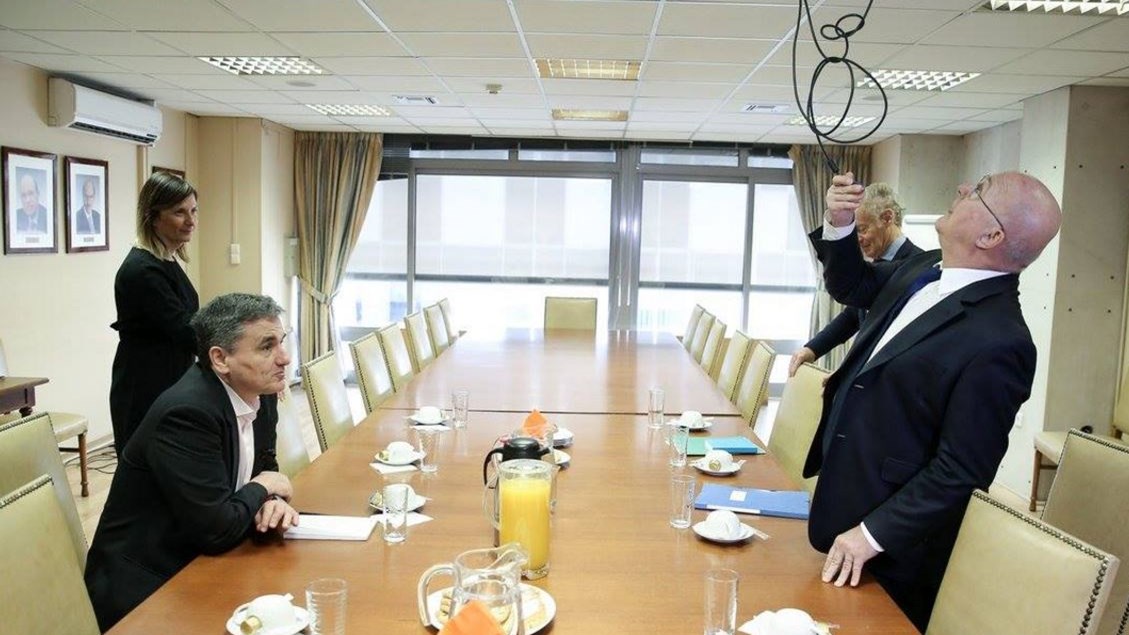 Ο Σαπέν μαζεύει… τα καλώδια στο υπουργείο Οικονομικών – ΦΩΤΟ