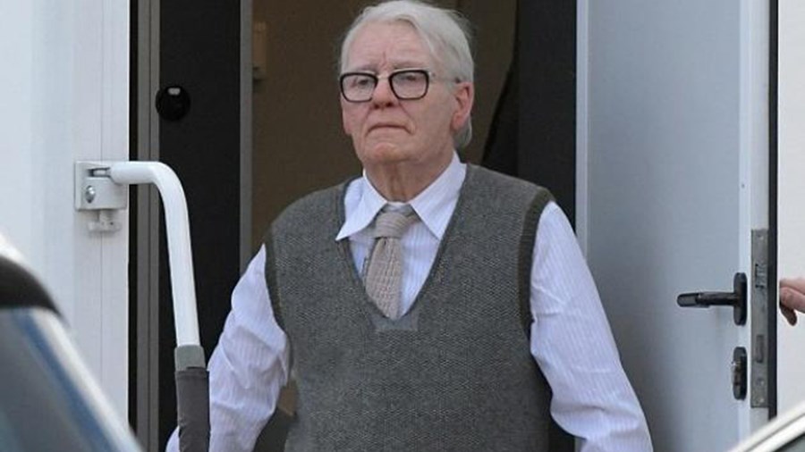 Αναγνωρίζετε τον ηλικιωμένο άνδρα της φωτογραφίας;