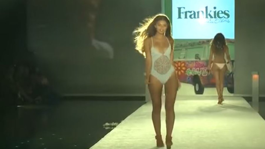 Το αποκαλυπτικό ατύχημα μοντέλου στην πασαρέλα- ΒΙΝΤΕΟ