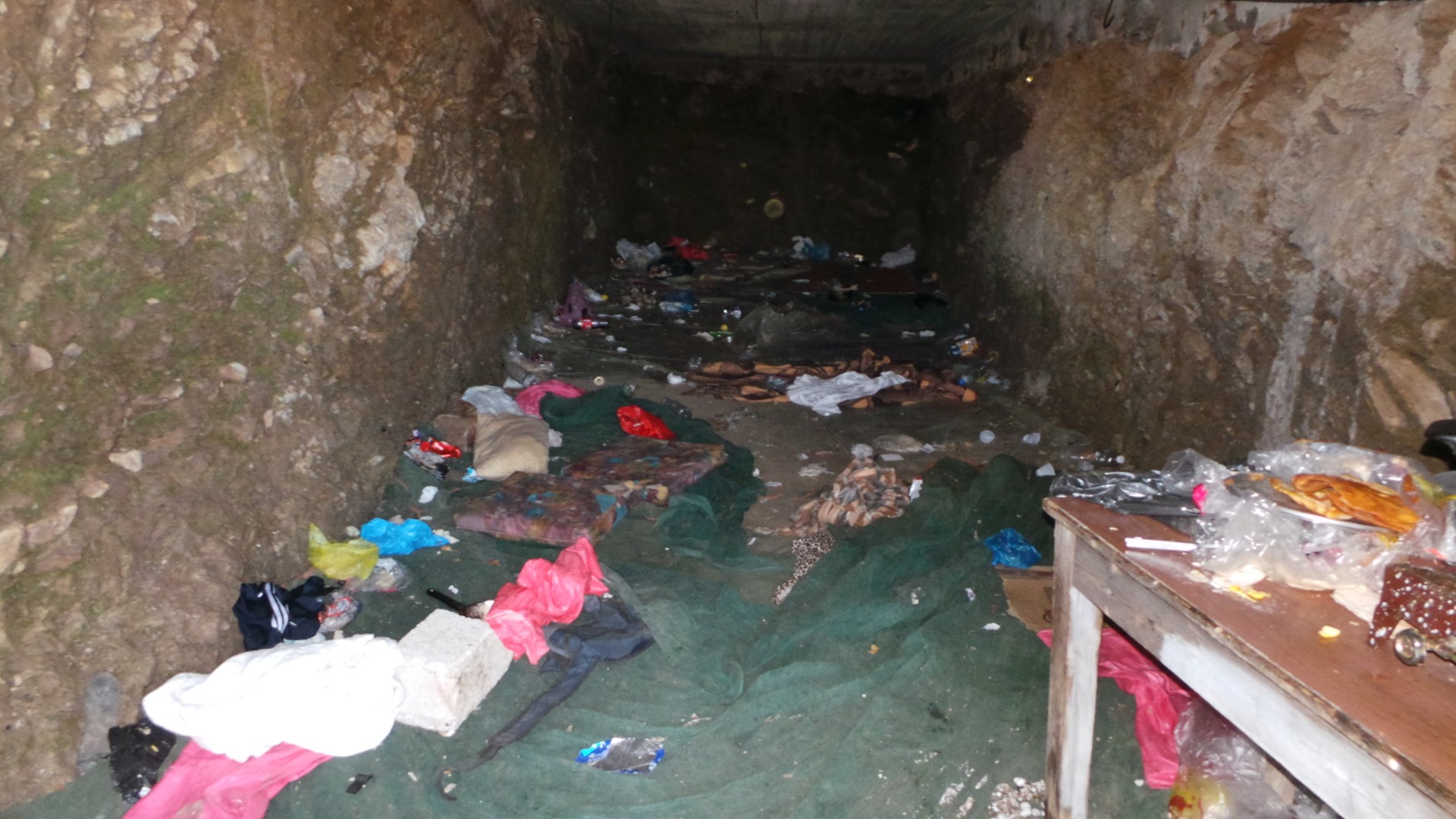 Σοκαριστικές εικόνες από τις σπηλιές που κρατούσαν τους μετανάστες στην Κρήτη – ΦΩΤΟ