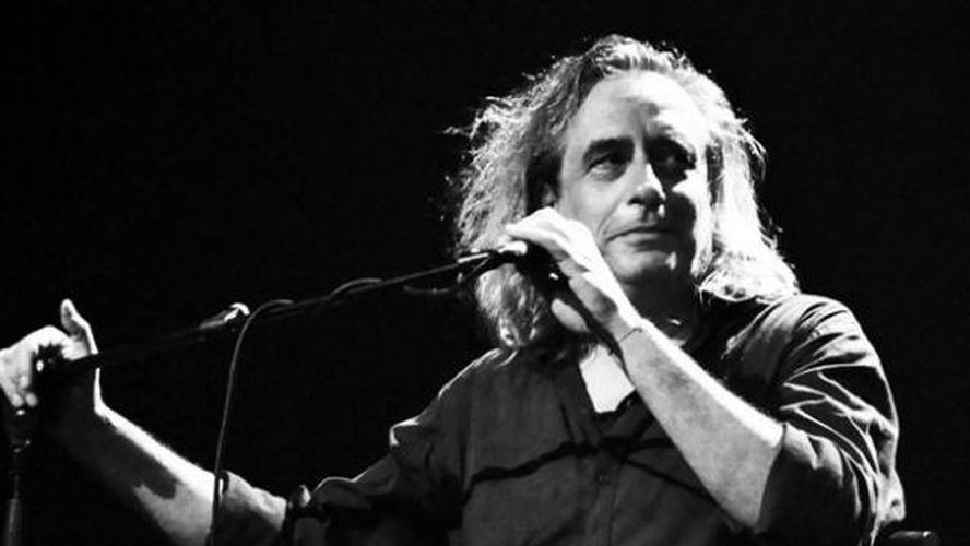 Δύσκολες ώρες για τον Γιάννη Αγγελάκα – Αναβάλλεται η αποψινή του συναυλία