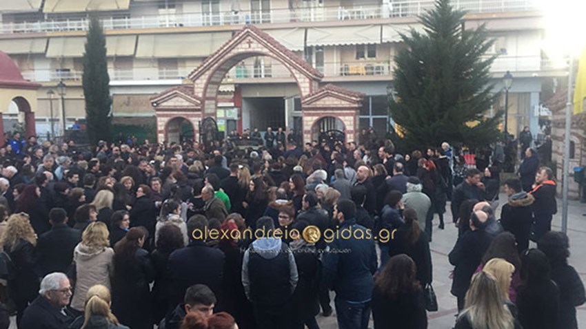 Θρήνος στο τελευταίο αντίο στη 14χρονη που παρασύρθηκε από 18χρονο οδηγό