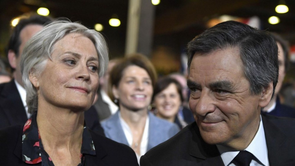 Γαλλία: Η Πενέλοπι Φιγιόν καλεί τον σύζυγό της να συνεχίσει «μέχρι τέλους»