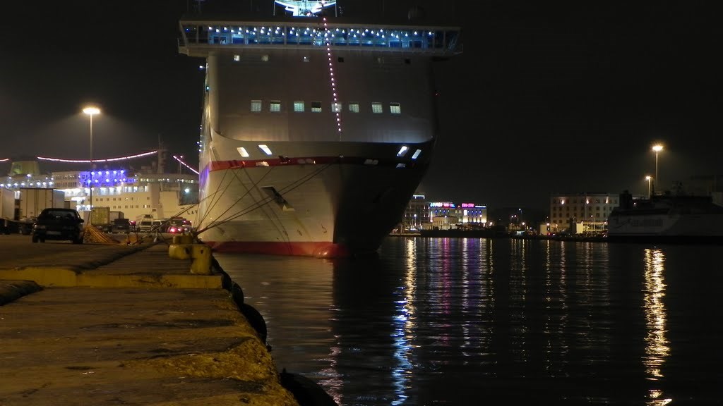 Συναγερμός στον Πειραιά από την πτώση άνδρα στο λιμάνι