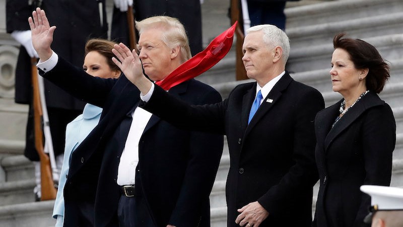 Ο Τραμπ, η «ιπτάμενη» γραβάτα του και το… σελοτέιπ – ΦΩΤΟ