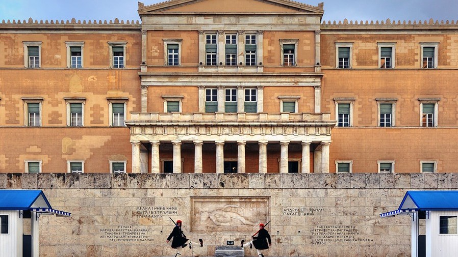 Ένταση στο μαθητικό συλλαλητήριο – Βόμβες μολότοφ και πέτρες στη Βουλή