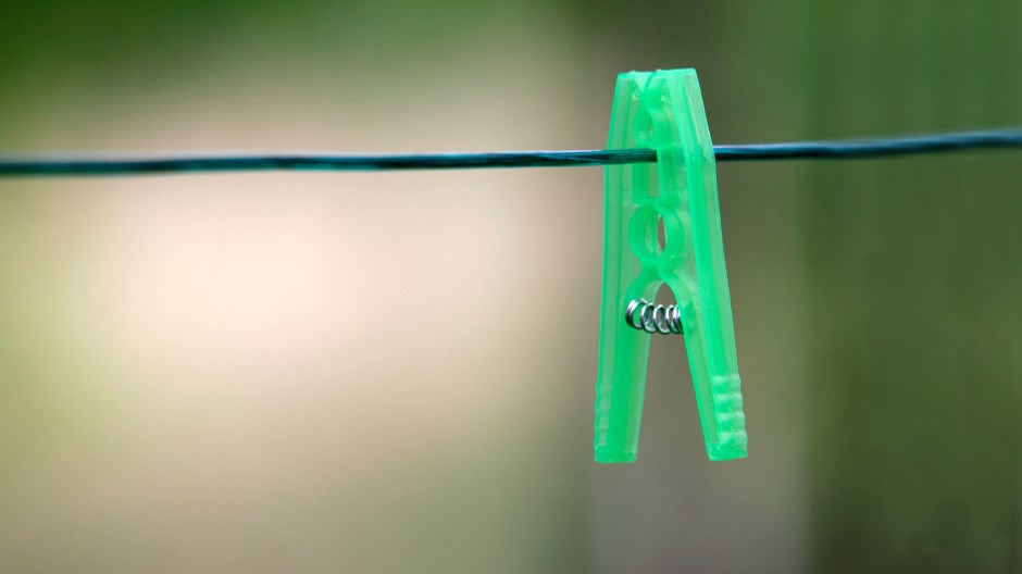 Ένα έξυπνο κόλπο για να στεγνώνουν πιο γρήγορα τα ρούχα