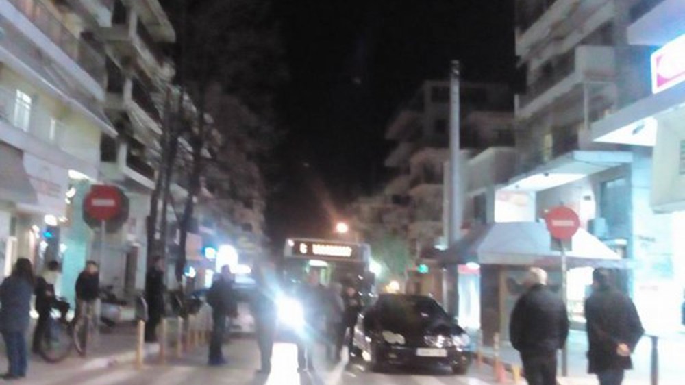 Δείτε τι έκαναν στη Θεσσαλονίκη για το αυτοκίνητο που έκλεινε τον δρόμο – ΒΙΝΤΕΟ
