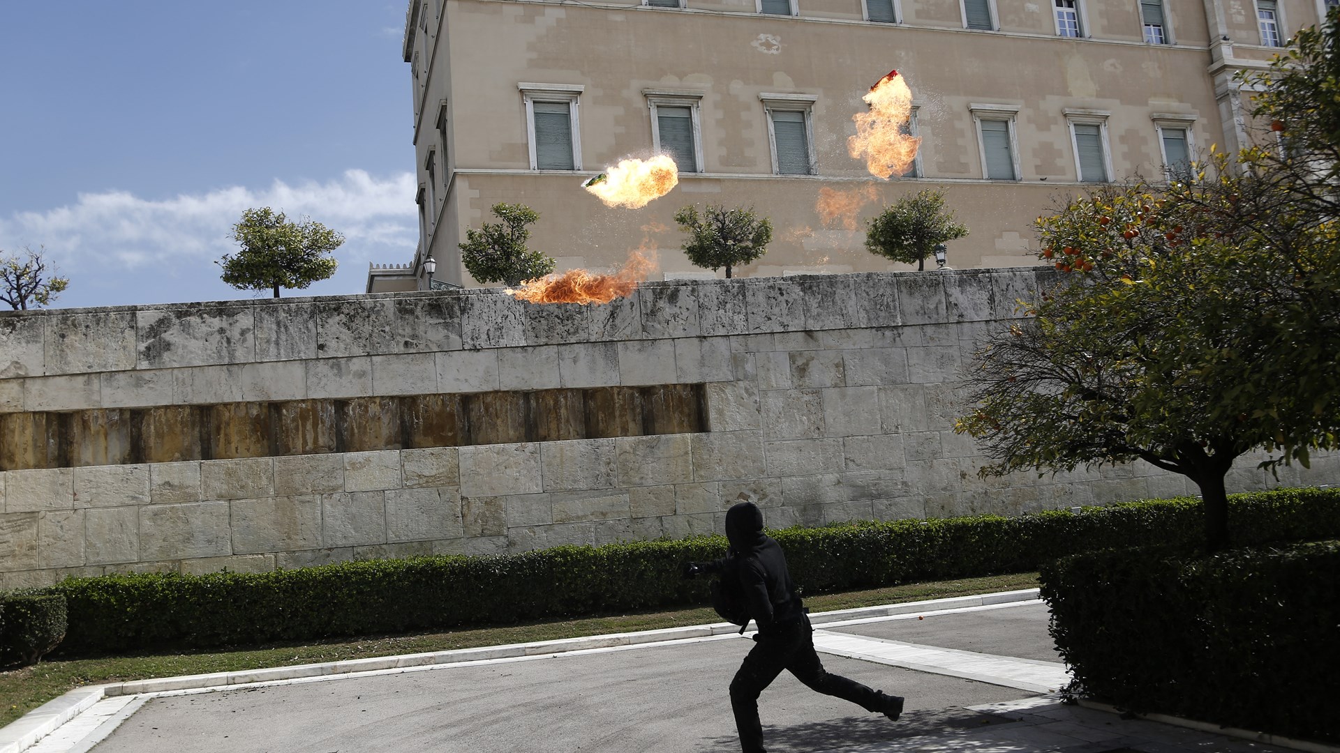 ΦΩΤΟ από την ένταση στο μαθητικό συλλαλητήριο