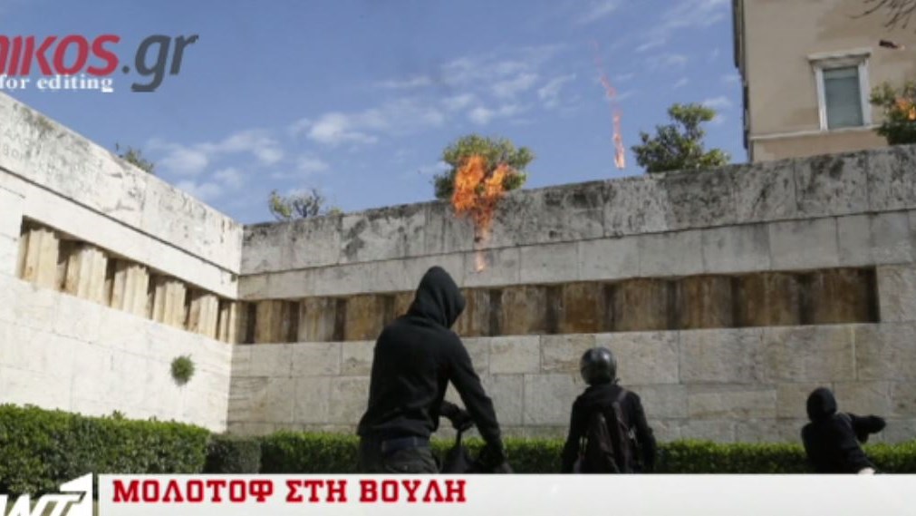 ΒΙΝΤΕΟ από τα επεισόδια έξω από τη Βουλή