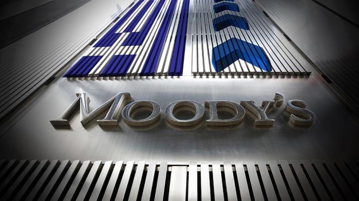 «Καμπανάκια» από τη Moody’s για τις ελληνικές τράπεζες και τις καταθέσεις