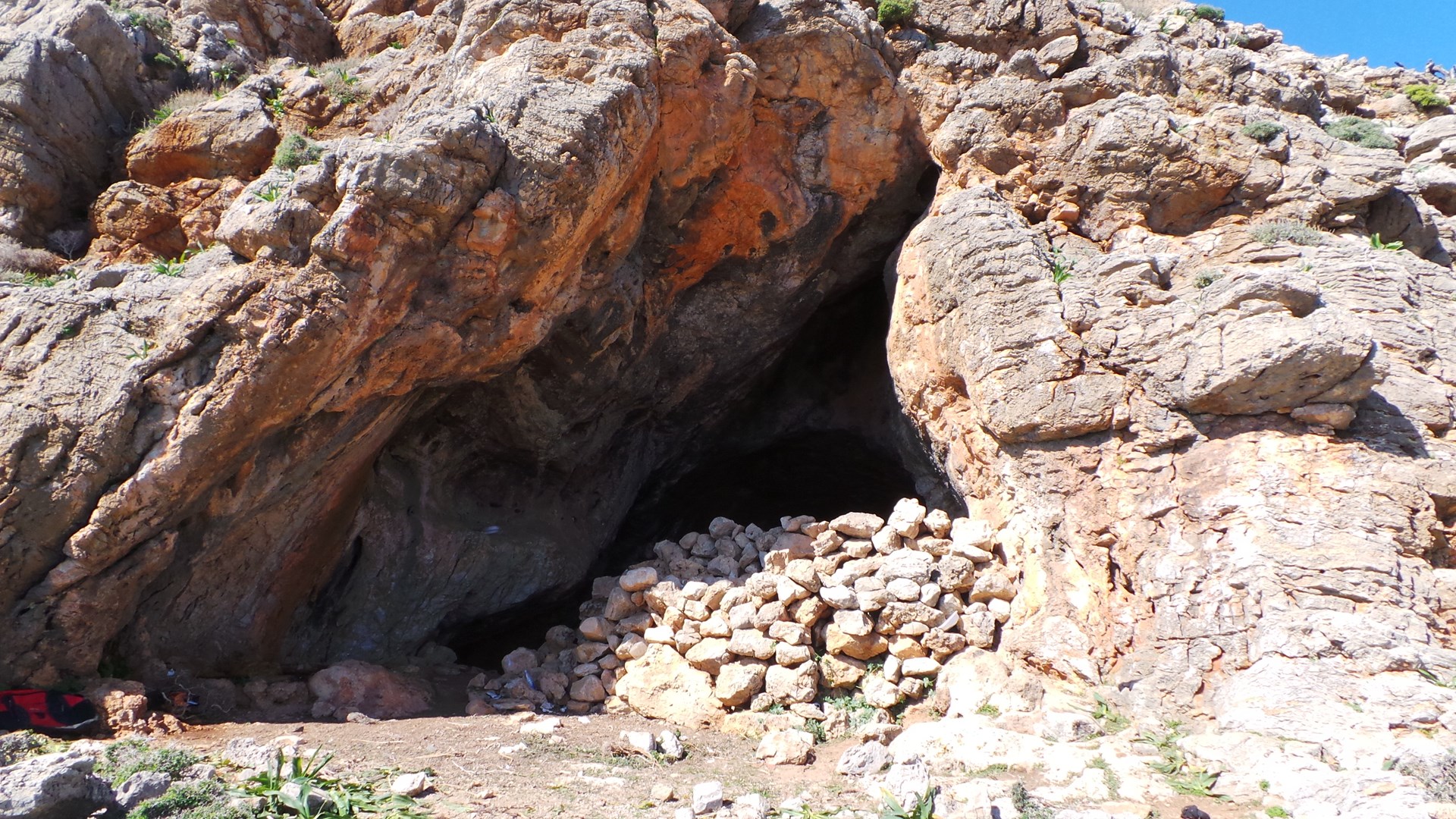 Απολογούνται 14 μέλη του κυκλώματος που κρατούσαν μετανάστες σε σπηλιές