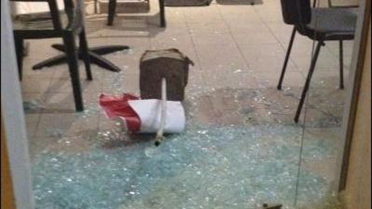 Επίθεση στα γραφεία του ΣΥΡΙΖΑ στις Αχαρνές – ΦΩΤΟ