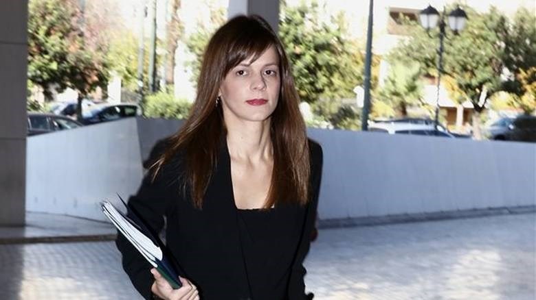 Η Αχτσιόγλου απαντά στο Bloomberg για τα κουπόνια στους εργαζομένους