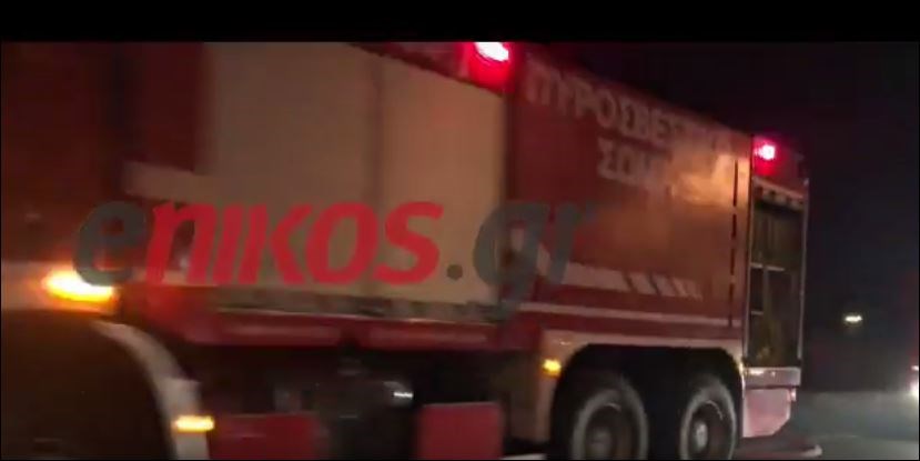 Αυτοκίνητο τυλίχθηκε στις φλόγες στο 68ο χιλιόμετρο της Αθηνών – Λαμίας – ΒΙΝΤΕΟ