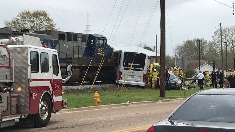 HΠΑ: Τουλάχιστον τέσσερις νεκροί και 35 τραυματίες από σύγκρουση λεωφορείου με τρένο – ΦΩΤΟ