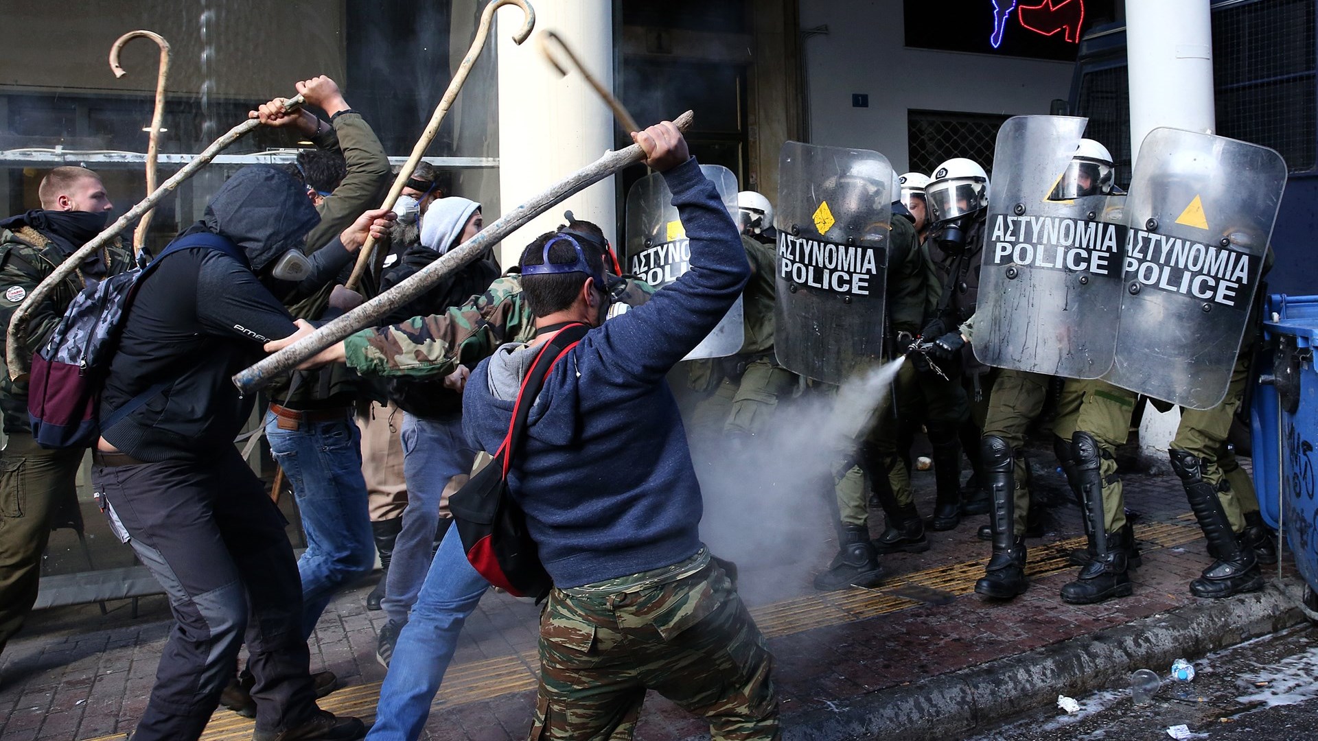 Η μάχη αγροτών και ΜΑΤ στο κέντρο της Αθήνας σε φωτογραφίες και βίντεο