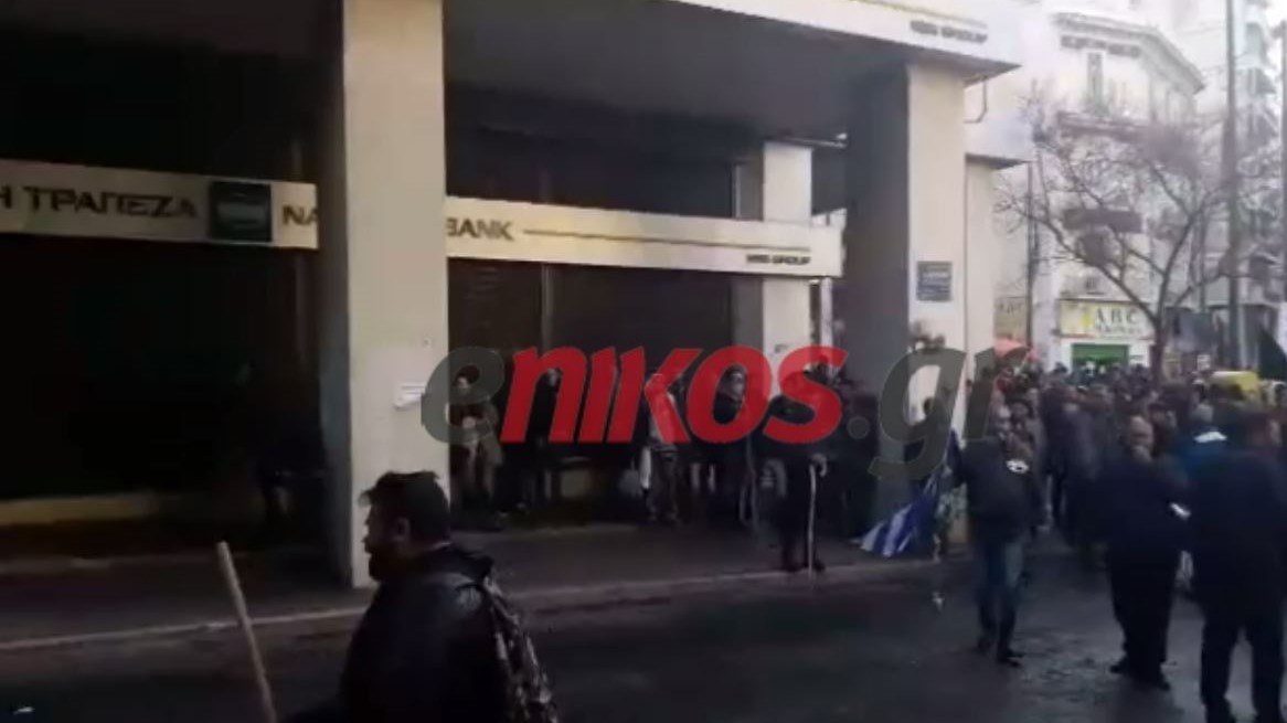 ΒΙΝΤΕΟ από τον πετροπόλεμο έξω από το υπουργείο Αγροτικής Ανάπτυξης – ΤΩΡΑ