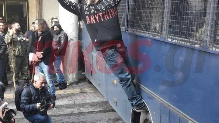 Ο αγρότης που ανέβηκε με μαύρη σημαία στην κλούβα των ΜΑΤ – ΦΩΤΟ – ΤΩΡΑ