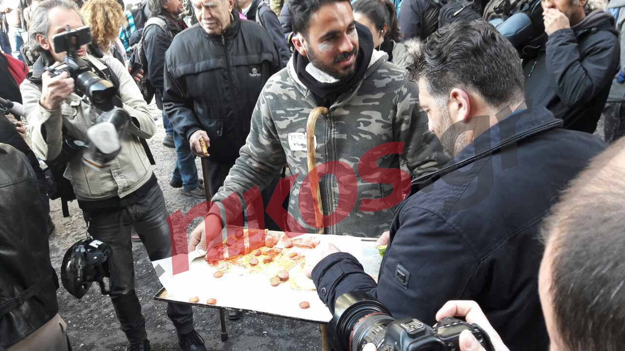 Μοίρασαν πίτσα στους αγρότες έξω από το υπουργείο Αγροτικής Ανάπτυξης