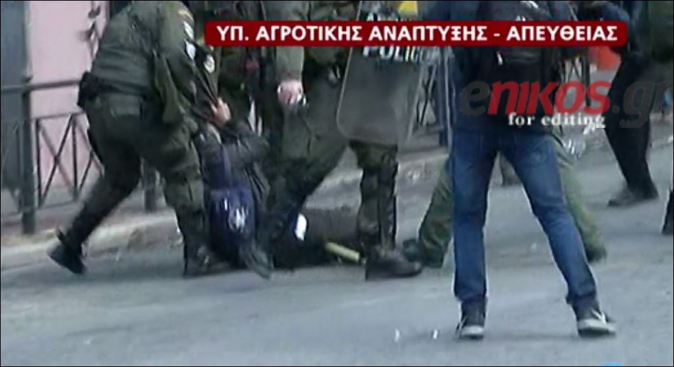 Πεδίο μάχης η πλατεία Βάθη – ΜΑΤ σέρνουν αγρότη  – ΒΙΝΤΕΟ