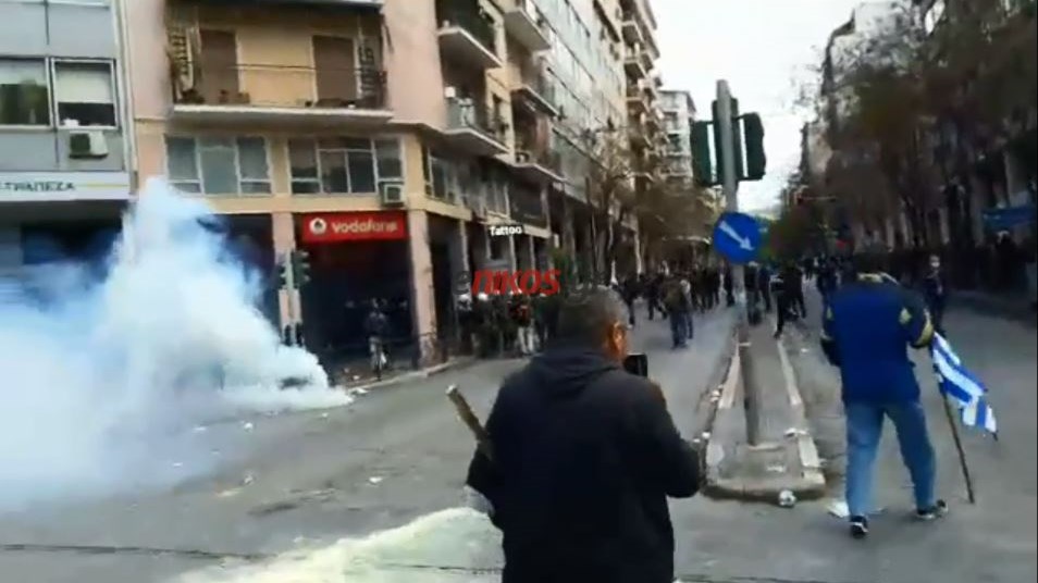 Νέο ΒΙΝΤΕΟ από την ένταση μεταξύ αγροτών – ΜΑΤ στην πλατεία Βάθη