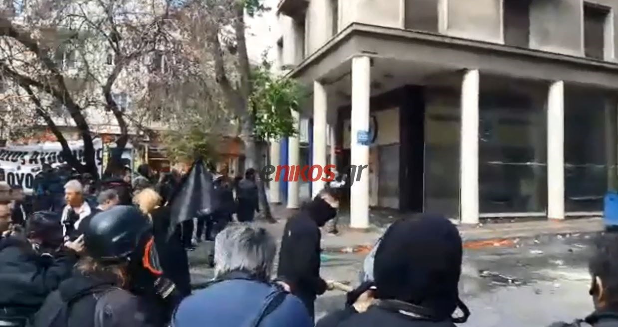 Συνεχίζεται η ένταση στο κέντρο της Αθήνας – Πορεία προς τη Βουλή ξεκινούν οι αγρότες – ΒΙΝΤΕΟ