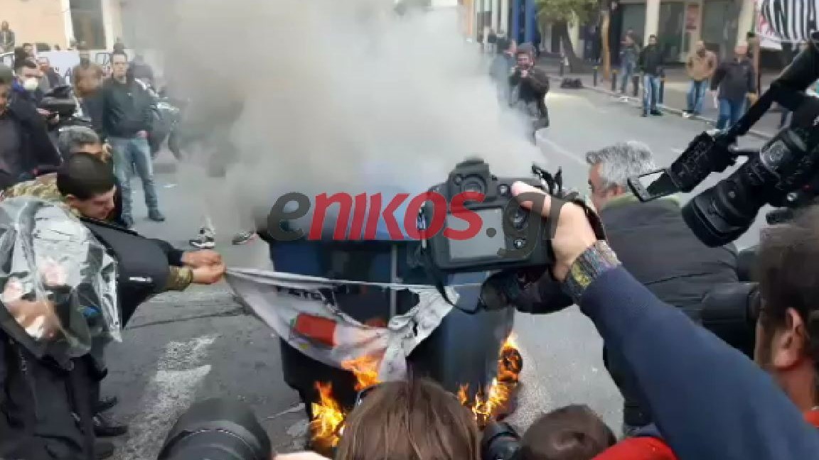 Οι αγρότες έβαλαν φωτιά σε κάδο και καίνε σημαία του ΣΥΡΙΖΑ – ΒΙΝΤΕΟ