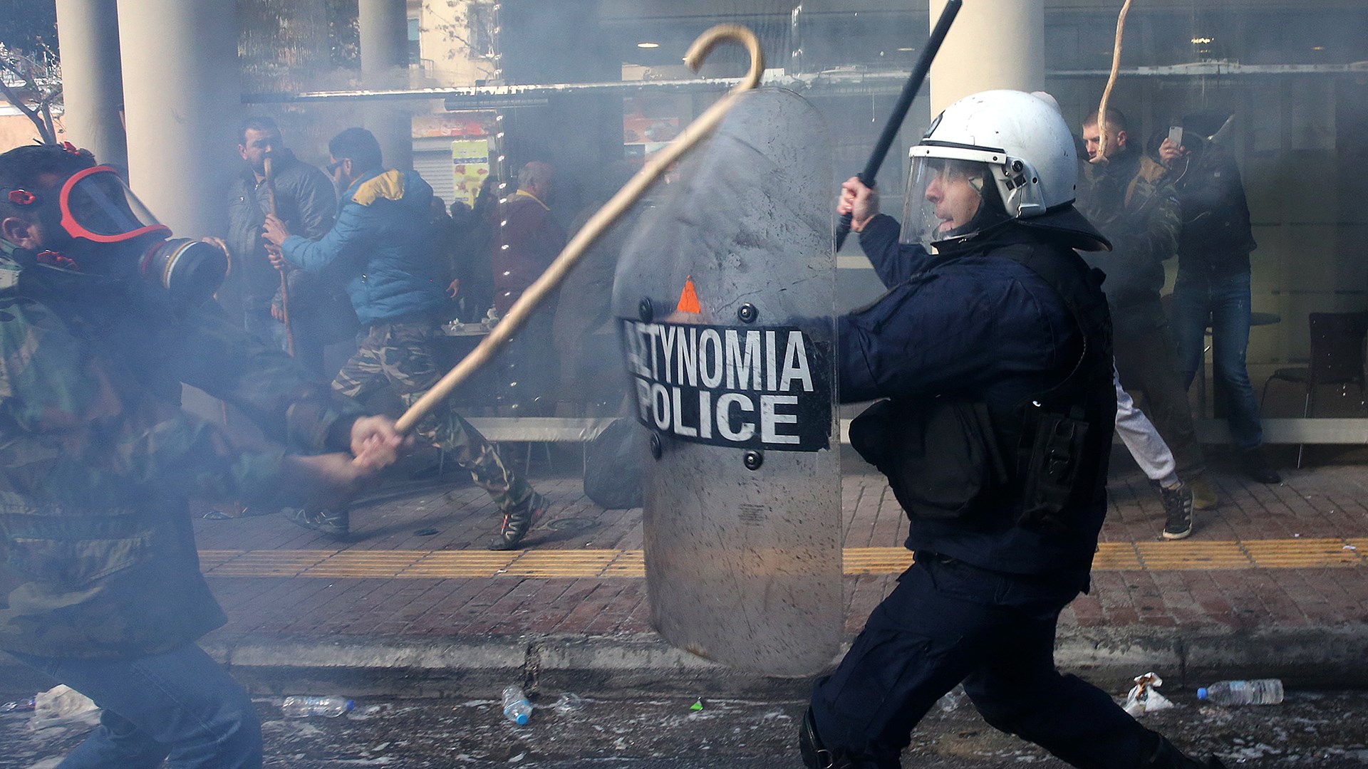 Καρέ – καρέ τα επεισόδια ανάμεσα σε αστυνομία και αγρότες – ΦΩΤΟ
