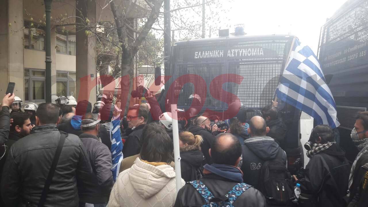 Στα γραφεία του ΣΥΡΙΖΑ οι αγρότες – ΦΩΤΟ – ΤΩΡΑ