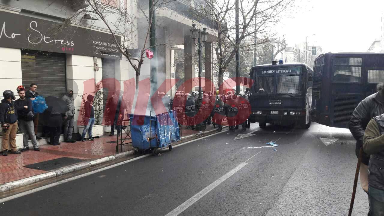 Αγρότες έβαλαν φωτιά σε κάδο έξω από τα γραφεία του ΣΥΡΙΖΑ – ΦΩΤΟ